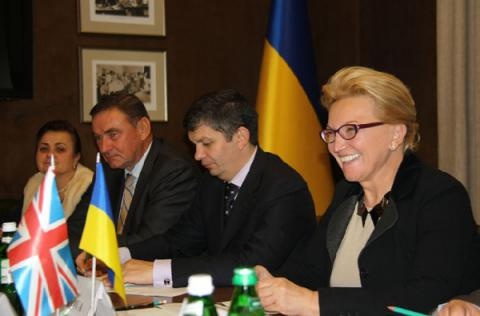 Міністр охорони здоров’я України Раїса Богатирьова зустрілася з Послом Великобританії в Україні Саймоном Смітом.